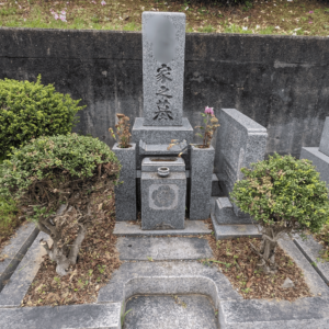 雑草や植木があるお墓の雑草対策施工前の様子