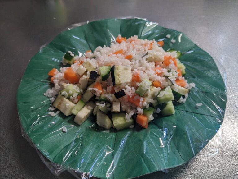 ハスの葉にご飯と刻んだ野菜を盛り付けた餓鬼飯