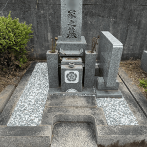 1. お墓の雑草対策で五色石を敷いて仕上げた様子