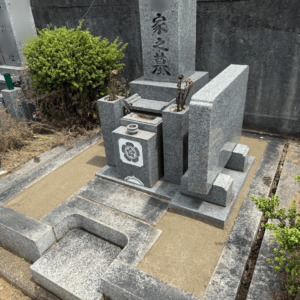 お墓の雑草対策として固まる土を施工した様子