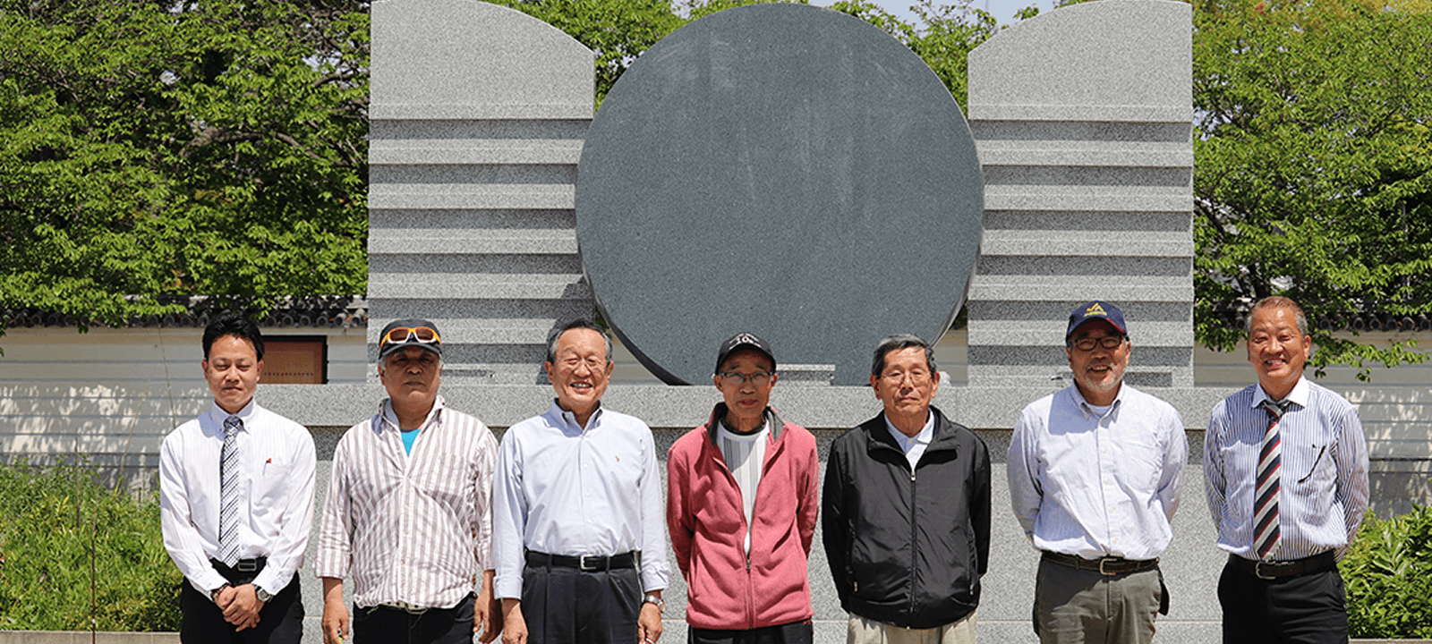 新在家霊園＜絆＞の前で記念撮影