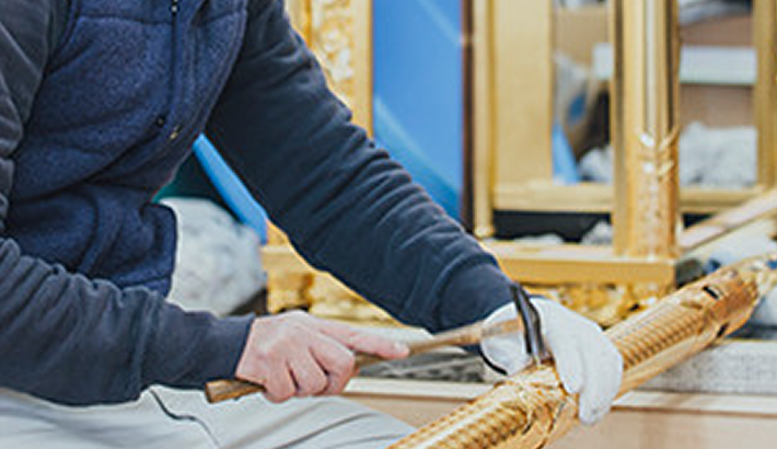 木材を工具で加工する職人の作業風景