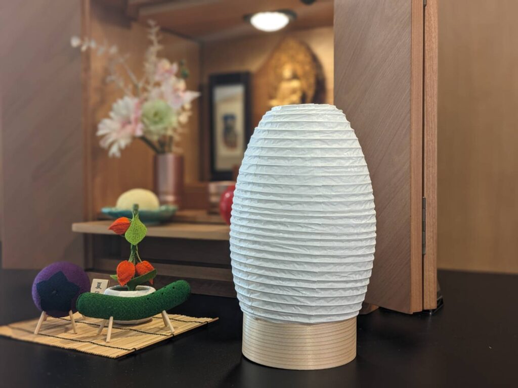 精霊棚のそばに飾られた盆提灯とお盆飾り