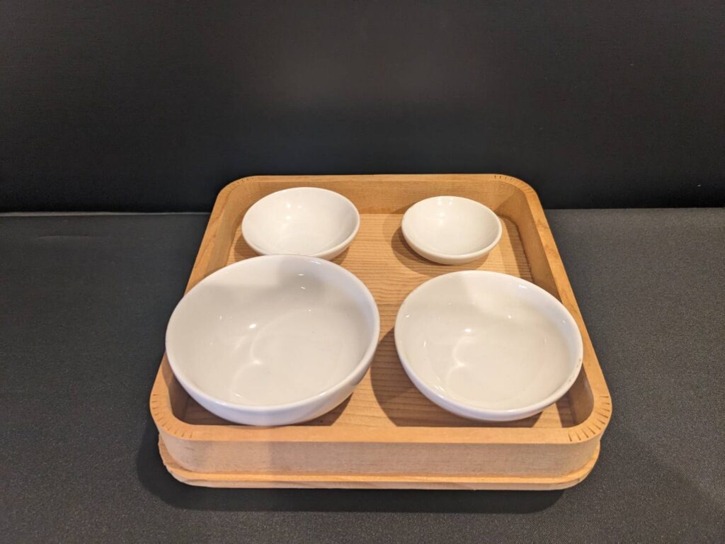 精霊棚にお供え物を並べるための白木の器